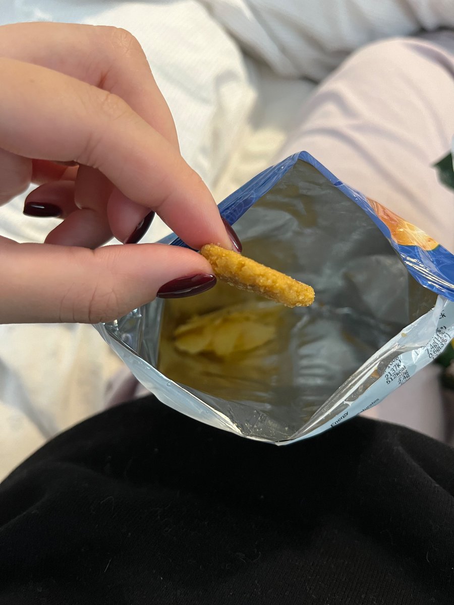indiabrownn's tweet photo. @walkers_crisps hey, what on earth is this in my crisps please https://t.co/e7IlzQ7JRr