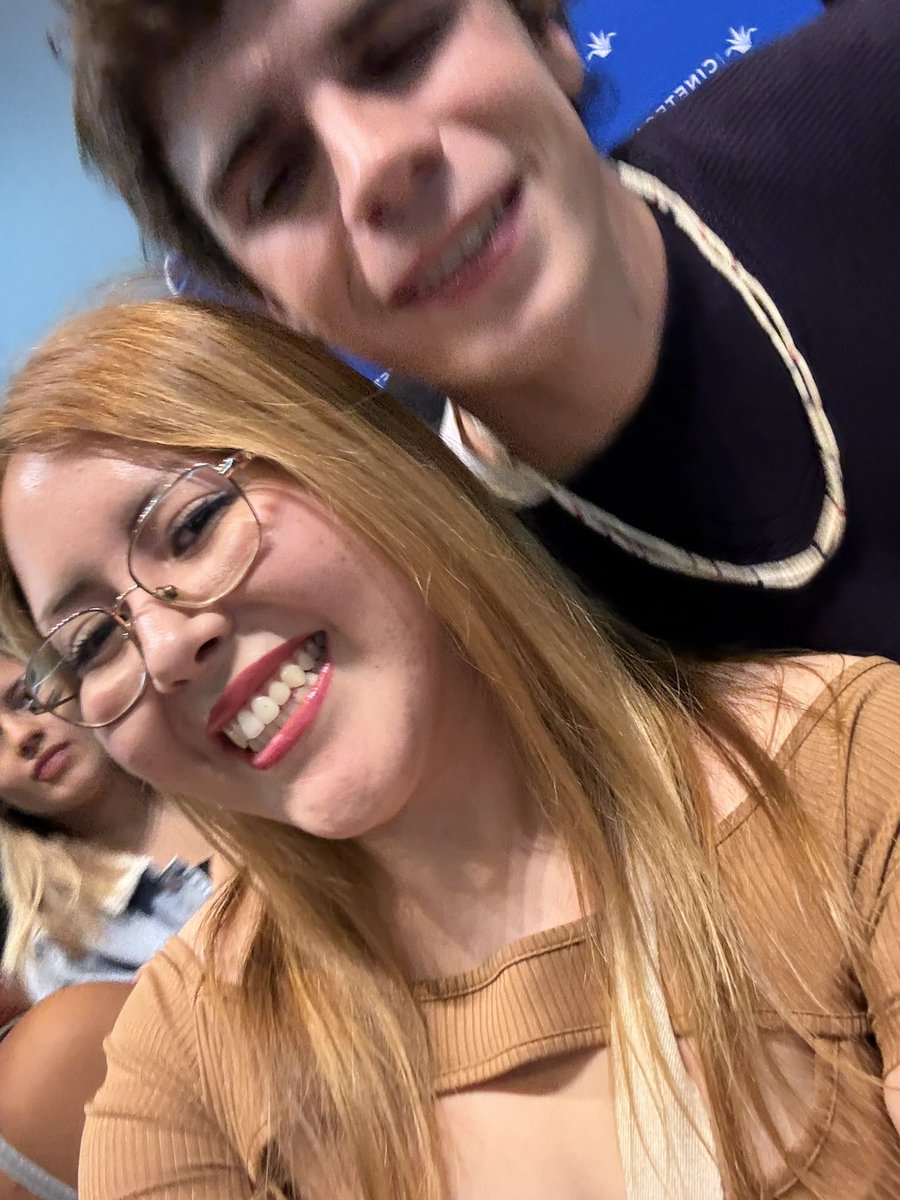 Dejé mi trabajo en Chicago por ir al conversatorio y esta es mi increíble foto con un tal Pipe que definitivamente se parece al amor de mi vida🙂‍↕️