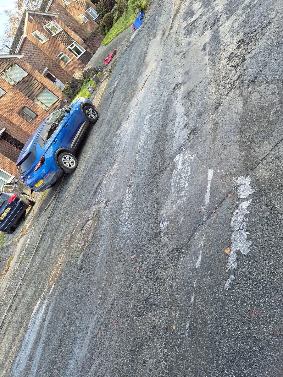 bakewellcupcake's tweet photo. @DwrCymru I have reported this water leak in Pentwyn Cardiff last night,but it's on a hill, it's icy still as the sun doesn't hit our street and there are lots of elderly residents. Please can this be made a priority to get fixed? Thanks https://t.co/PCdqCOiq01