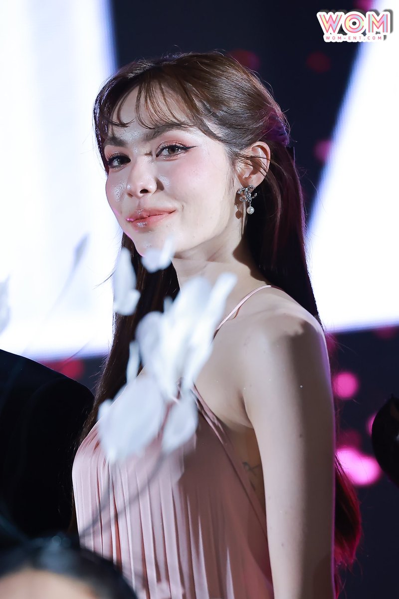WOMENTERTAIN's tweet photo. " ชาล็อต - ออสติน " ในงาน  KARMART 15th ANNIVERSARY  " A SYMPHONY OF TIMELESS BEAUTY " 

GOLDEN HOUR CHARLOTTE22
CL BEAUTILOX UNIQUE BEAUTY

#KARMART15thANNxCHARLOTTE
#KARMART15thAnniversary  
#ชาล็อตออสติน #CharlotteAustin https://t.co/bfHnDlEXm2