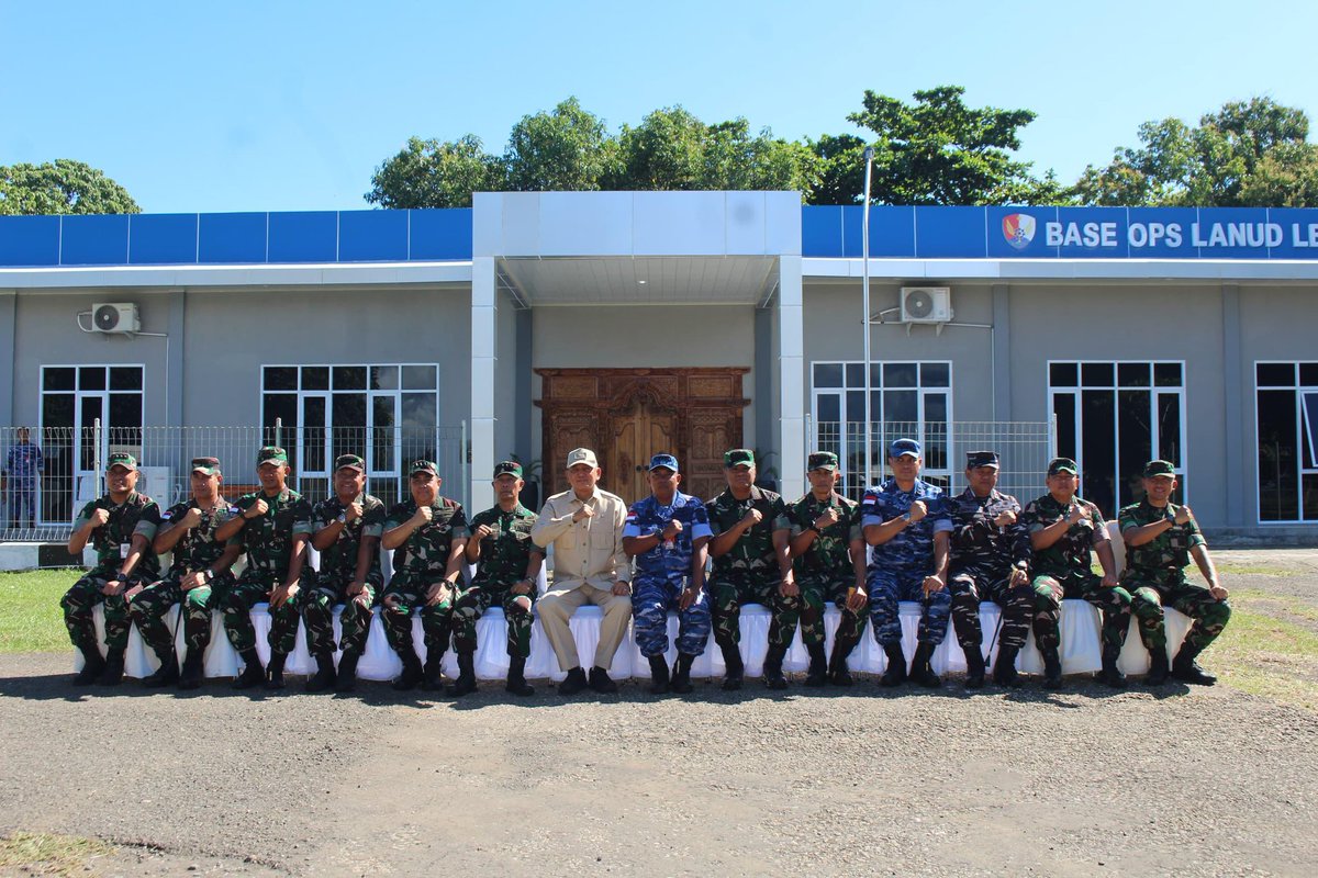 Kemhan_RI's tweet photo. Menhan Sjafrie menegaskan komitmennya untuk memperkuat pertahanan nasional melalui pengembangan wilayah strategis seperti Morotai.
@Puspen_TNI
#SjafrieSjamsoeddin #MenhanRI #KemhanRI #KabinetMerahPutih #TNI #Morotai https://t.co/Y9VYd8eMEq