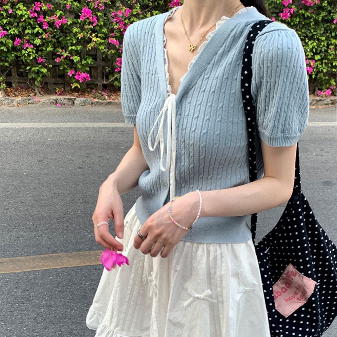 CozieGirls's tweet image. Soft Knit Tops 🌸☁️✨
เสื้อไหมพรมโทนสีอ่อน ดีไซน์เรียบหรู มีให้เลือกทั้งสีฟ้าสดใสและสีครีมคลาสสิก พร้อมดีเทลผูกเชือกเพิ่มเสน่ห์ ใส่สบาย แมตช์ง่าย เหมาะกับทุกโอกาส ไม่ว่าจะลุคทำงานหรือวันสบายๆ 💛💙

📍พิกัด : th.shp.ee/y4reo6u?smtt=0…

#KnitwearStyle #SoftAndCozy #Minimal