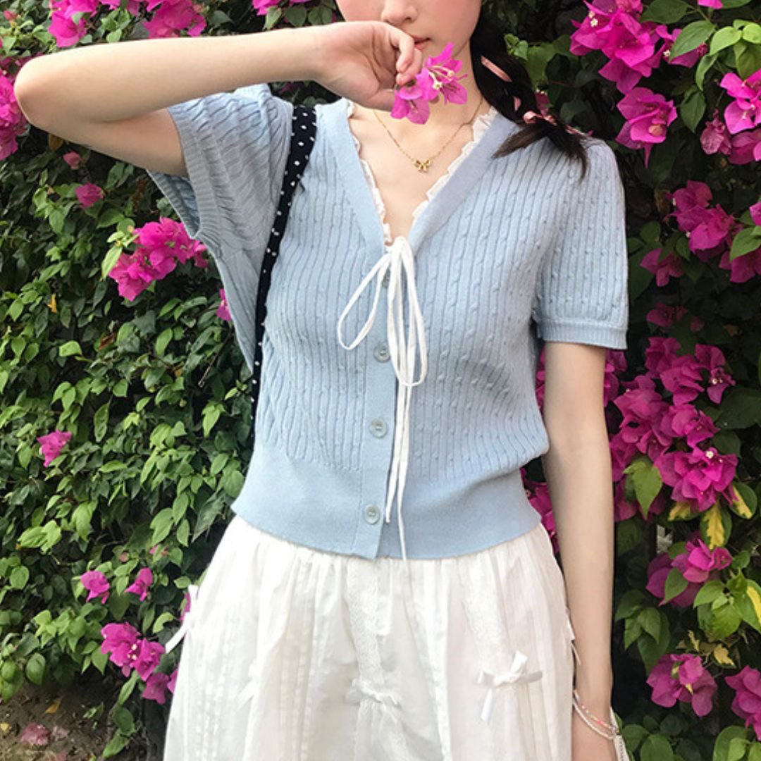 CozieGirls's tweet image. Soft Knit Tops 🌸☁️✨
เสื้อไหมพรมโทนสีอ่อน ดีไซน์เรียบหรู มีให้เลือกทั้งสีฟ้าสดใสและสีครีมคลาสสิก พร้อมดีเทลผูกเชือกเพิ่มเสน่ห์ ใส่สบาย แมตช์ง่าย เหมาะกับทุกโอกาส ไม่ว่าจะลุคทำงานหรือวันสบายๆ 💛💙

📍พิกัด : th.shp.ee/y4reo6u?smtt=0…

#KnitwearStyle #SoftAndCozy #Minimal