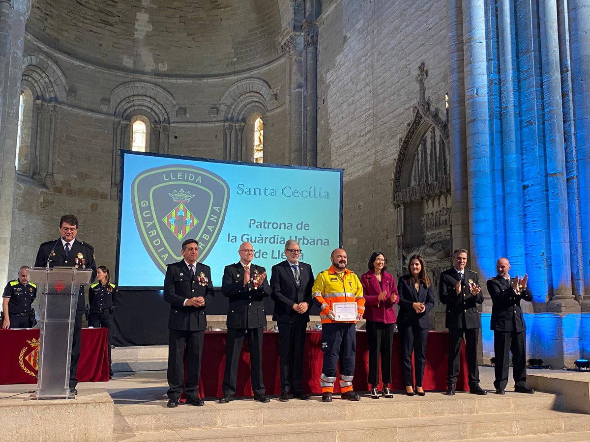 semgencat's tweet photo. 🏅 Aquest matí, en el marc de la festivitat de Santa Cecília, patrona de la Guàrdia Urbana de Lleida, s’ha condecorat a Josep Ramon Ropero, cap territorial del #SEM a Lleida i Alt Pirineu, amb la Medalla de Santa Cecília, en reconeixement a la seva trajectòria professional i a la seva col·laboració amb la @gUrbanaLleida. 
👏🏽👏🏽