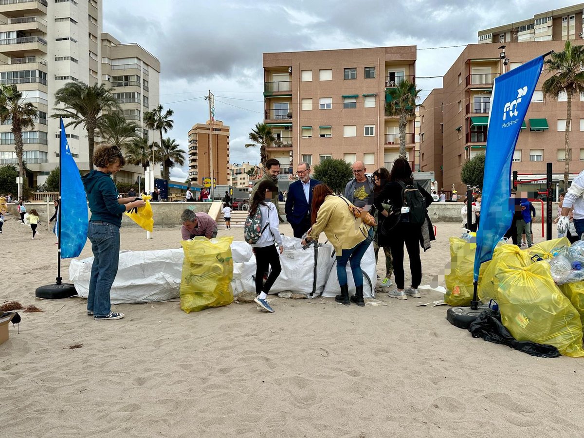 Los escolares del colegio Pla Barraques de #ElCampello captan el mensaje: “después de disfrutar, hay que dejar limpia la playa”
<a href="/JuanjoBerenguer/">Juanjo Berenguer</a> <a href="/marcosm80358968/">@marcosmartinez</a> #StopPlastic <a href="/FCC_MA/">FCC Medio Ambiente</a> <a href="/Elcampelloneti1/">Elcampellonetiblau</a> Lee AQUÍ elcampello.es/index.php?s=no…