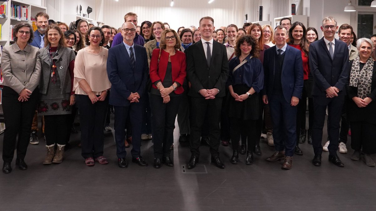 France_Autriche's tweet photo. Anlässlich des Internationalen Tags der Französischlehrenden hatte der🇫🇷 Botschafter in 🇦🇹Matthieu Peyraud das Vergnügen, zahlreiche Lehrende und ihre VertreterInnen zu begrüßen und an einem geselligen Moment in der Mediathek des @IF_Autriche  teilzunehmen. Vielen Dank! 🇫🇷🤝🇦🇹 https://t.co/IVUrev355q