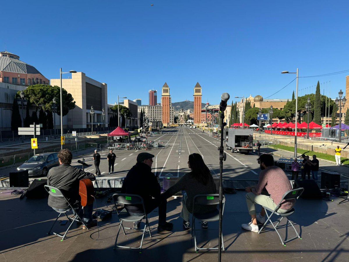 Nosaltres ja som a l'escenari. Ara us toca a vosaltres. Catalunya amb el País Valencià.
Solidaritat amb els damnificats valencians.