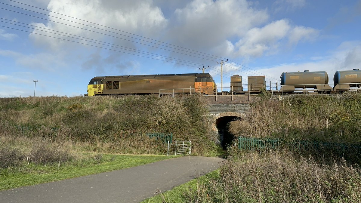 kingy69beard's tweet image. A well timed dog walk enabled a quick phone grab of the early running #RHTT 66846 &amp;amp; 67023 ‘Stella’ with Train 3S31 Swindon Transfer to Cheltenham Lansdown Loop