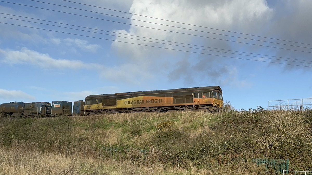 kingy69beard's tweet image. A well timed dog walk enabled a quick phone grab of the early running #RHTT 66846 &amp;amp; 67023 ‘Stella’ with Train 3S31 Swindon Transfer to Cheltenham Lansdown Loop
