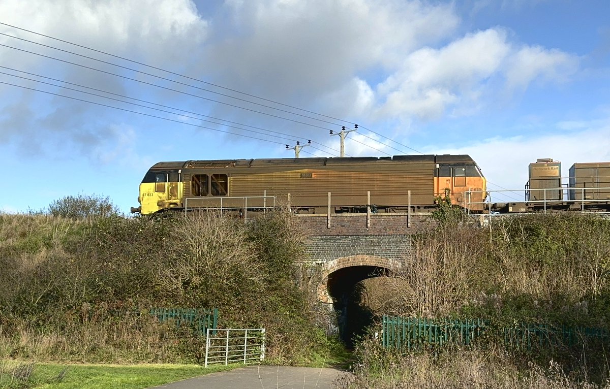 kingy69beard's tweet image. A well timed dog walk enabled a quick phone grab of the early running #RHTT 66846 &amp;amp; 67023 ‘Stella’ with Train 3S31 Swindon Transfer to Cheltenham Lansdown Loop