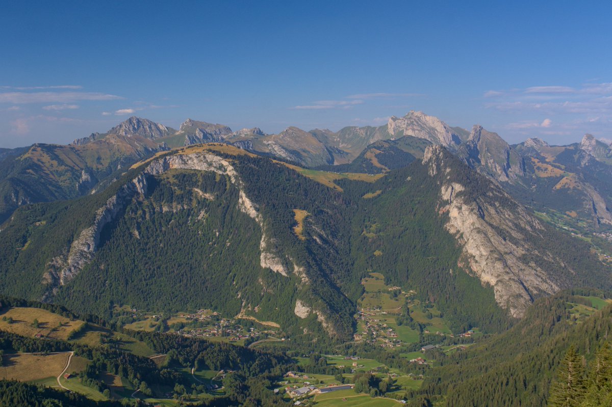 #Géologie L'anticlinal d'Autigny, un joli pli dégagé par le creusement de la cluse par la Dranse d'Abondance (le même nom que le fromage). On peut aisément distinguer sa géométrie de pli conique à ses 2 extrémités. Schéma annoté dans le second tweet ⬇️ 1/3