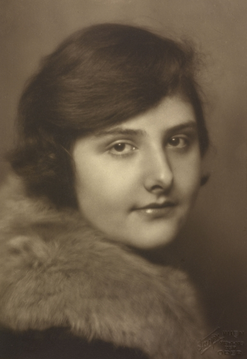 Vanguard_WW2's tweet photo. Art in the midst of horror
Alma Rosé was born into an Austrian Jewish family on 3 November 1906 and was the niece of composer Gustav Mahler. She learned the violin at a young age and in 1932 formed the all-women Die Wiener Walzermädeln orchestra. 1/7 https://t.co/UAYlueRAAt