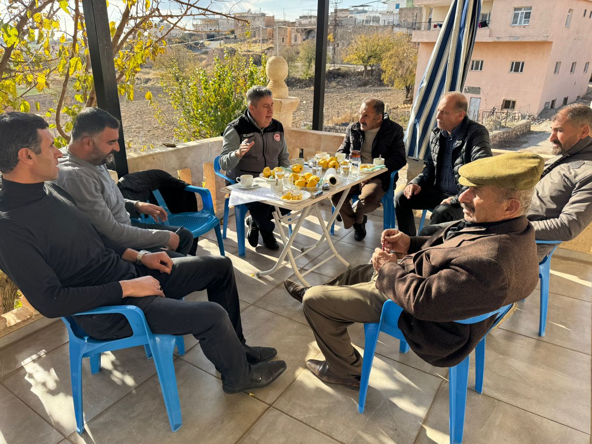 savurtarimorman's tweet photo. #TarımSahada
Savur İlçe Tarım Müdürümüz ve teknik personellerimiz Üçkavak,Yenilmez,Kayatepe  köylerimizde  çiftiçimize yeni destekleme modelini anlattı.
@TCTarim 
@ibrahimyumakli 
@Mardiniltarim 
@MenduhDinler https://t.co/nfkACrGLY2