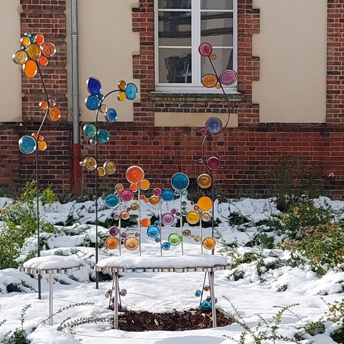 MuseeduverreFD's tweet photo. La neige et le soleil illuminent le jardin du Musée du Verre François Décorchemont, où les oeuvres de Fabienne Picaud, Brigitte Sillard et Gilles Ganachaud sont encore visibles jusqu'au week-end prochain 😃 https://t.co/UIJn0nosaV