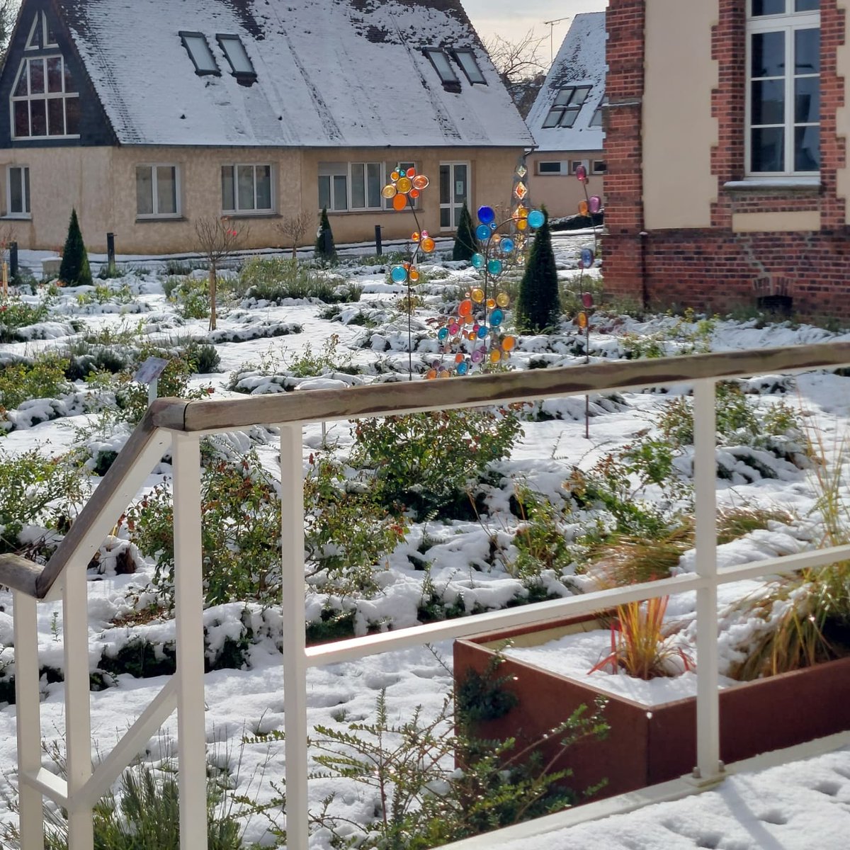 La neige et le soleil illuminent le jardin du Musée du Verre François Décorchemont, où les oeuvres de Fabienne Picaud, Brigitte Sillard et Gilles Ganachaud sont encore visibles jusqu'au week-end prochain 😃