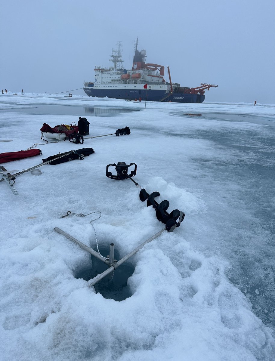 TaiwanEU's tweet image. Fu Ke-hsien, a research associate at #Taiwan’s National Academy of Marine Research, proudly displays the national flag🇹🇼 Sept. 19 in the #NorthPole. Fu was one of 53 researchers from 12 countries who traveled to the #ArcticOcean aboard RV Polarstern to conduct the two-month