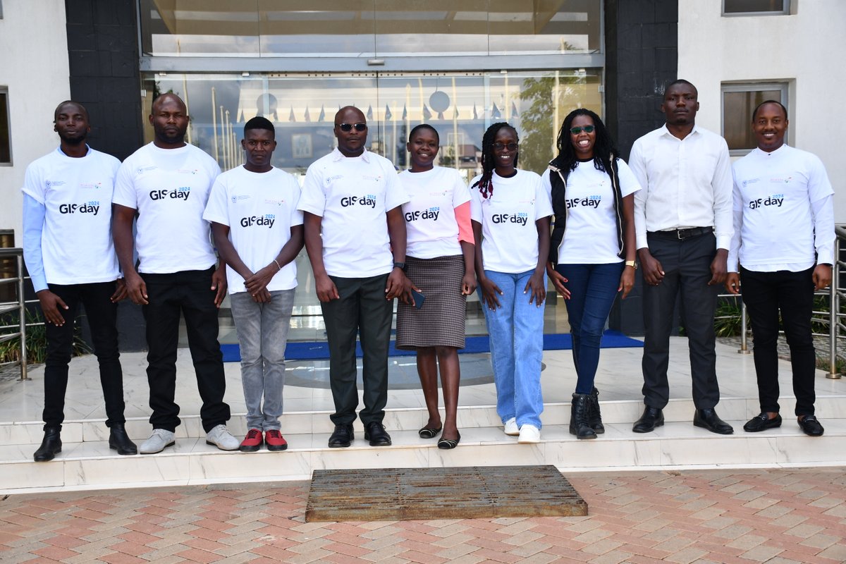 TheRCTI_RCMRD's tweet image. Today, we wrapped up #GISWeek in style! Our students explored the transformative power of GIS through expert talks, ignite talks, and exciting trivia, celebrating how GIS is Mapping Minds and Shaping the World. 🎉 #RCTI #RCOE #GISDay2024