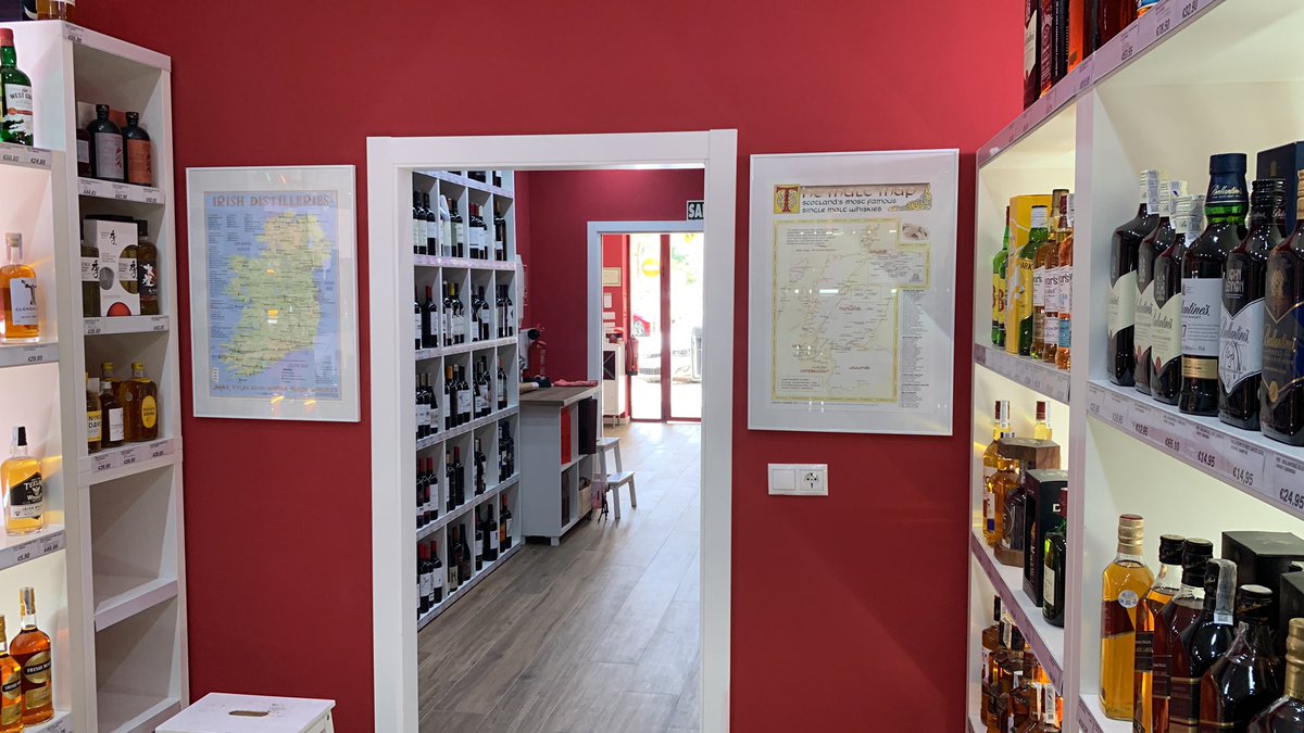 Licorea_com's tweet photo. Últimos retoques a nuestra sala de whisky.  ¿Has venido ya a ver nuestra reforma? ¡Te esperamos! https://t.co/VpWa53TwXh