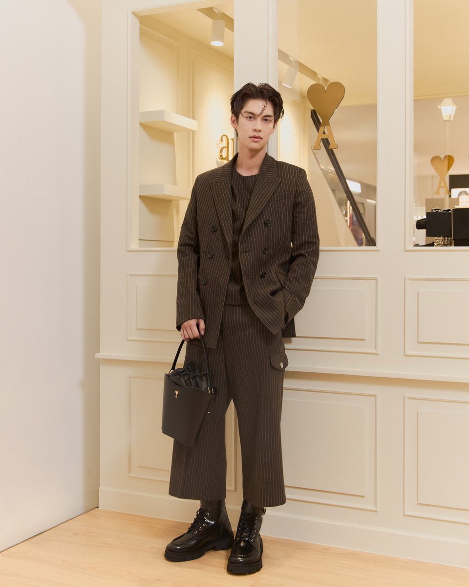 I love it ❤️👜 because of you 
Very cute item for this Christmas  #bbrightvc <a href="/bbrightvc/">bright</a>  
P.S. Bright hold medium size

#AmiParis #AmiBangkok