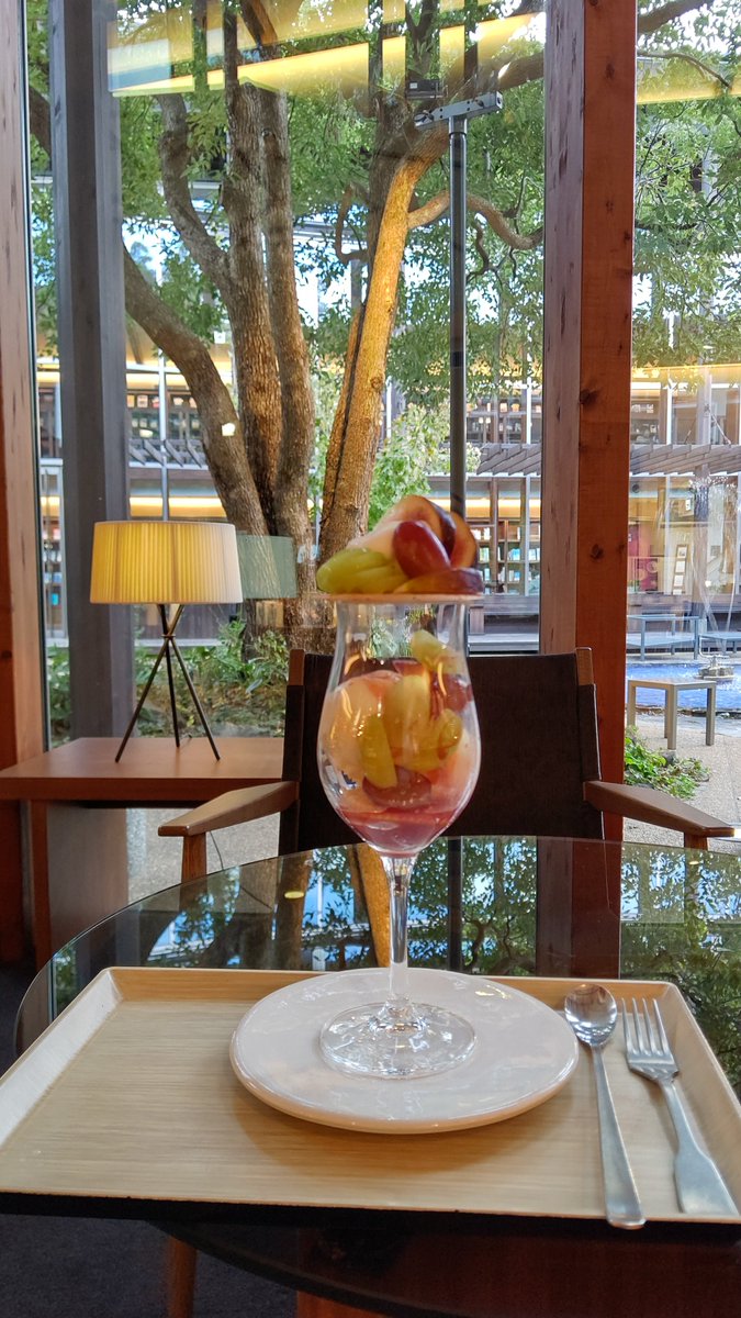 flatodekake's tweet photo. 個人的な祝い事の日にまったりしたくて、カーブドッチのブックカフェに。
素敵パフェとノンアルワインをいただきました。
この日初めてカーブドッチの名前の由来を知りましたよ。
１０年単位で来ているのに知らなかったー https://t.co/Z2yW7VFOmP