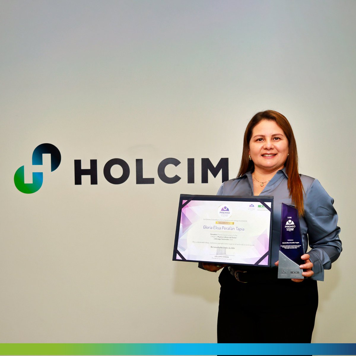HOLCIMColombia1's tweet image. Felicitamos a Marcela Chaves, CMO, y a Gloria Perafán, Gerente de Sostenibilidad, ganadoras del premio ‘Construimos a la Par’ de @CamacolColombia, categoría ‘Mujeres Líderes en el Sector’.

#ConstruyendoProgreso #LiderazgoSostenible #sostenibilidad #ODS5 #innovación #tecnología