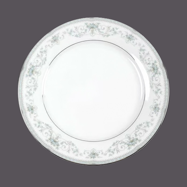 G97816960Girl's tweet photo. Noritake Colburn | Mayfair Georgian Blue dinner plates made in Japan. https://t.co/sjGyn5lEaE via @Etsy #BuyfromGroovy #antiques #tableware #tabledecor #MayfairGeorgianBlue #Noritake #NoritakeColburn #MayfairJapan #GeorgianBlue #Colburn #Etsysellers https://t.co/4XqjXGKnqM