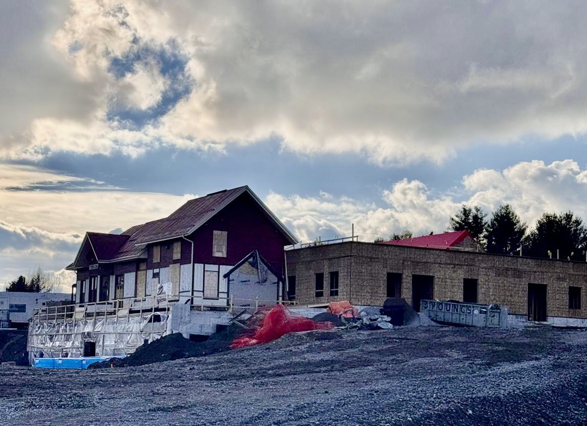 LisaThompsonPC's tweet photo. I was very impressed when @LaurieScottPC & I met with the local municipal leadership in #Coboconk. We announced that their thoughtful ec dev #RED application was successful & $250,000 in cost-share funding will enable them to turn their historic train station into a business hub! https://t.co/5JtBZWDA86