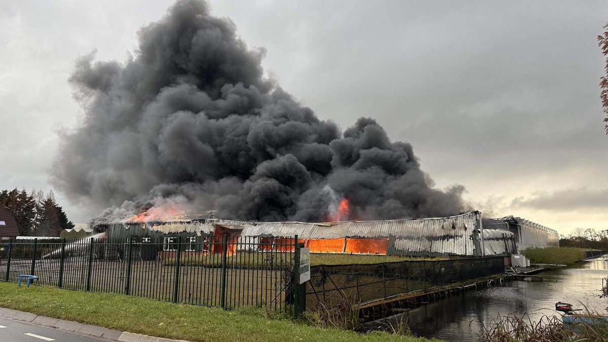 Grote brand bij bedrijf in Hazerswoude-Dorp