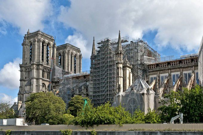 WimdenOudsten's tweet photo. Kan iemand mij nog eens uitleggen hoe het komt dat de Notre Dame de Paris op 7 december weer helemaal tip top is, 5 jaar na de verwoestende brand, maar dat het minstens acht jaar duurt voordat het Binnenhof is opgeknapt.  En geen €450 miljoen maar 2 miljard gaat kosten. https://t.co/LfWhCWl0mY