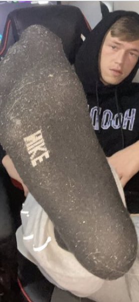 alphamasterjayy's tweet photo. Black? ⬛️ ⬜️white ? Wich one on my socked feet makes  u weaker? Not that it matters of course  your be eating both socks in the end anyway 🤪🤑 #cashpig #findom #scally #alpha #feet #footlover  
@RT4Kings @alphaxfindomrt @AcademyOfFags @AcademyOfFags https://t.co/qDWyPoyvkI