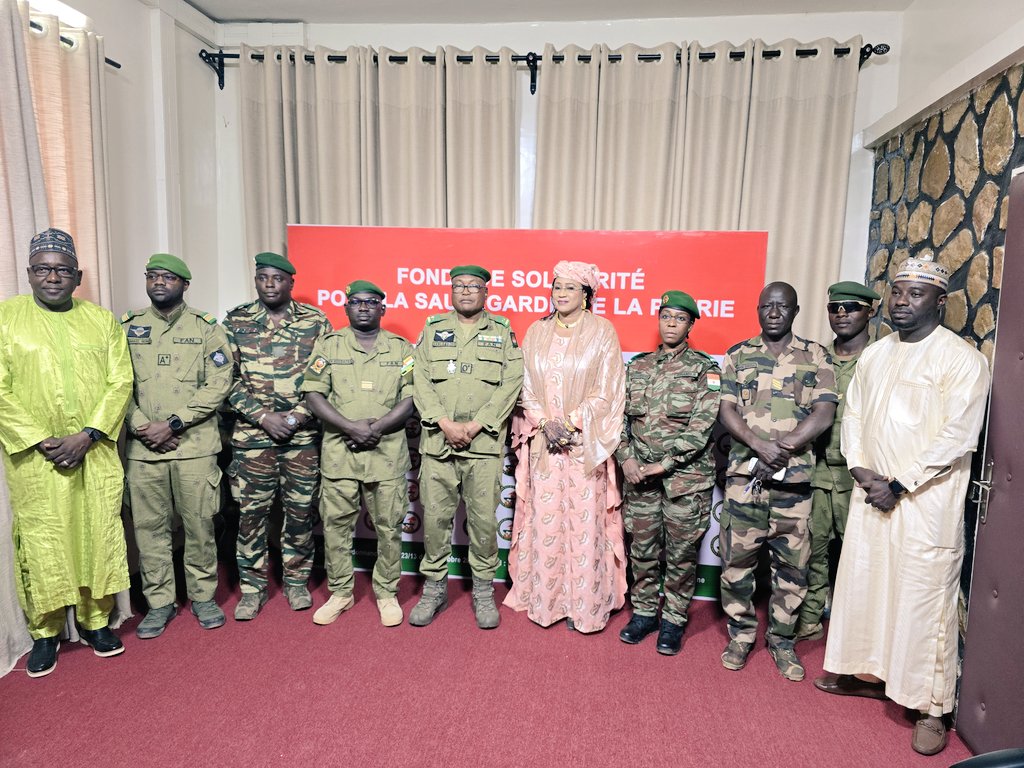 Nous avons reçu ce matin une contribution d'un montant de 189 778 000 Fcfa du Ministère de la Défense notamment du personnel des FAN et de la Gendarmerie. Ce deuxième geste hautement patriotique témoigne l'engagement et la détermination de nos FDS dans la défense de la patrie.
