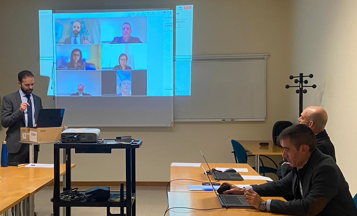 pedroplas's tweet photo. 👨🏫Me complace anunciar que he superado la oposición para ser profesor titular en el área de ingeniería e infraestructura de los transportes de @uniovi_info 🎉🚂✈️🚗🛳️🚌🚲🛶🚶♂️🏙️. Gracias a todos los que me apoyaron en este camino 😊📚 #NuevoComienzo #ProfesorTitular #MetaCumplida https://t.co/OBMMpR2jsB