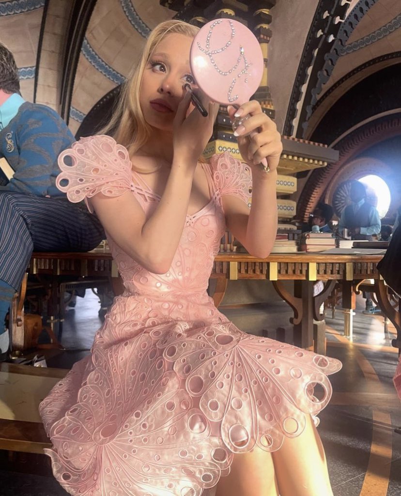 ♥︎ (@ariloveplace) on Twitter photo 