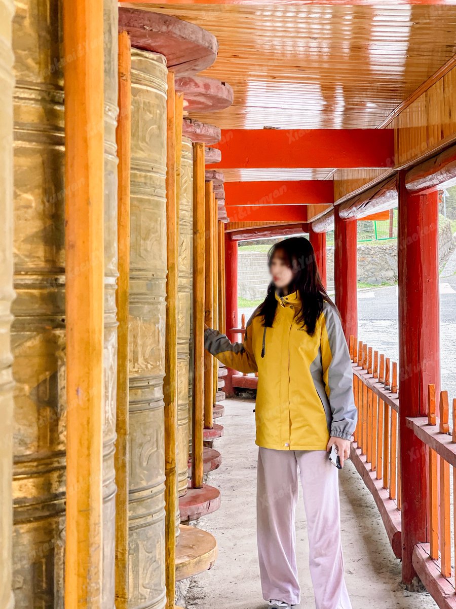 反差照来咯
嘿嘿
大家还喜欢本可爱的反差照系列吗？
寺庙里不能放肆哦
大家切记
🥰🥰🥰
📷：@xiaokeai0535 https://t.co/SBfaSzAegF