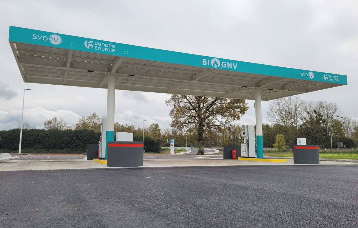 🌱 Ce vendredi, aux Herbiers, la 8e station BioGNV en Vendée a été inaugurée !
Elle fournit, notamment aux transporteurs, un carburant bas carbone issu d'unités de méthanisation agricole vendéennes.
➡️  Plus d'infos sur la mobilité décarbonée en Vendée : bit.ly/3uGXXZX