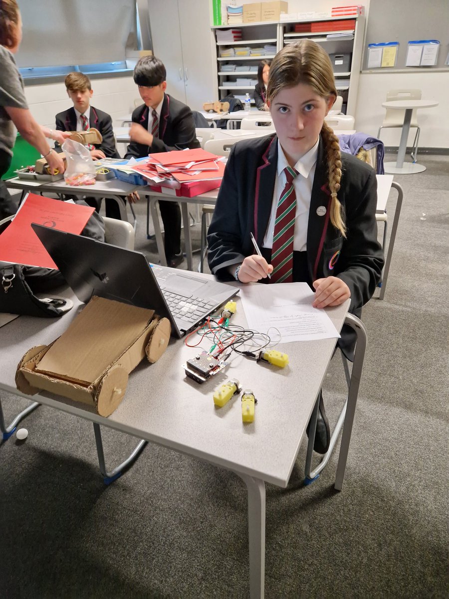 ChrisHillidge's tweet image. Great to drop into one of our @TCATchallenge schools and catch our Y9 pupils building robots with @microbit_edu
Well done @BCAWarrington & Mrs Dodgson (who also works as part of @LynneBianchi's team)
#STEM #computing #robots