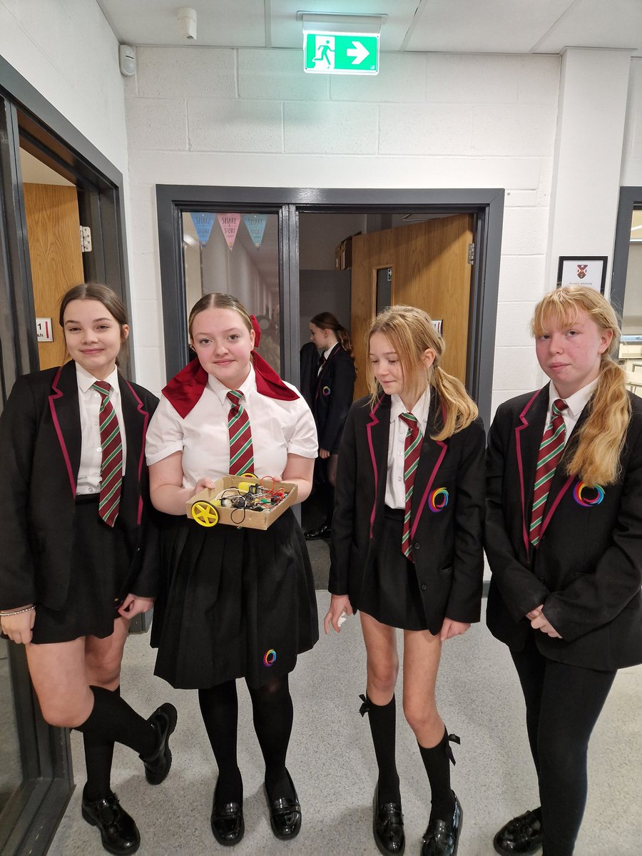 ChrisHillidge's tweet image. Great to drop into one of our @TCATchallenge schools and catch our Y9 pupils building robots with @microbit_edu
Well done @BCAWarrington & Mrs Dodgson (who also works as part of @LynneBianchi's team)
#STEM #computing #robots