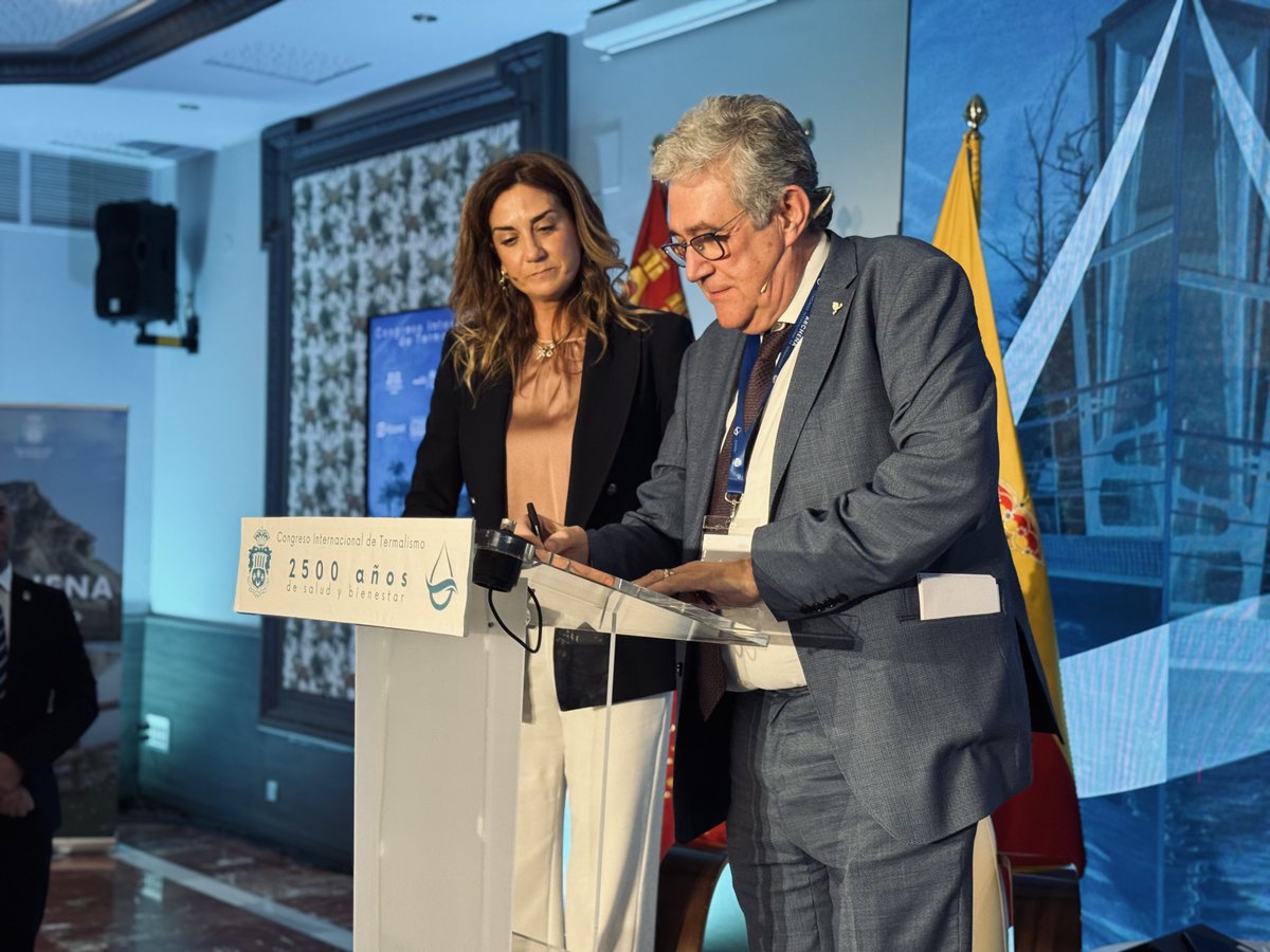 AytoArchena's tweet photo. 💧 @Patriciaflopez , alcaldesa de Archena, ha moderado el foro ‘Políticas públicas del turismo de Salud’, reuniendo a alcaldes de varias villas termales de España para debatir estrategias y buenas prácticas donde anunciaron la firma de un Manifiesto para modernizar y consolidar el sector

🤝 Hermanamiento internacional : Archena firma un acuerdo con Bad-Buchau (Alemania), fortaleciendo lazos para el intercambio de conocimientos y experiencias en el ámbito termal.

🇨🇴 Archena en Termatalia 2025 : Estaremos presentes en la próxima edición que se celebrará en la ciudad de Paipa en Colombia, llevando nuestra tradición y excelencia termal al panorama mundial. Gracias por la invitación a su director, Rogelio Martínez.

🔝 Archena sigue liderando el camino del termalismo, apostando por la colaboración, la innovación y la solidaridad. 

😊 Agradecemos a todos las personas, empresas, ponentes y congresistas y a todos los que, de una u otra forma, han contribuido al éxito de este I Congreso Internacional de Termalismo en Archena. Hasta la próxima cita!

#Archena2500años