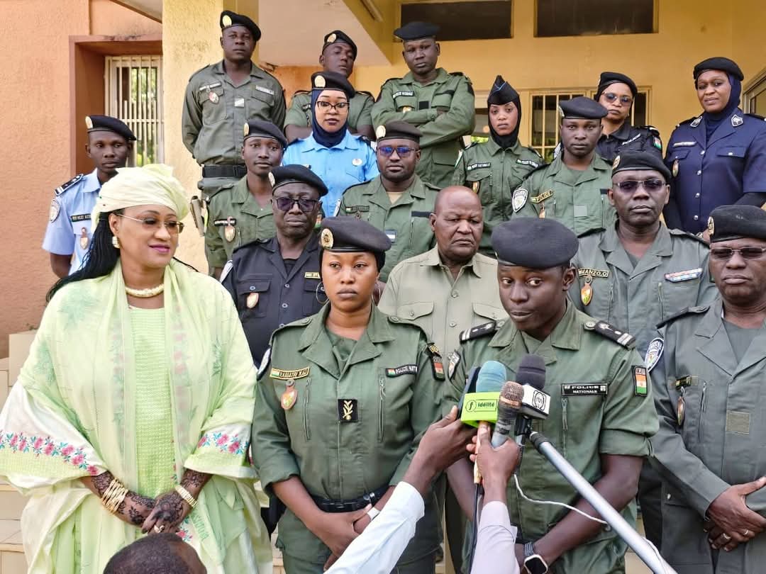Grand merci à la police Nationale pour la contribution de 55 221 000 francs CFA au Fonds de Solidarité Pour la Sauvegarde de la Patrie
Cette action de solidarité, la deuxième venant de ce corps des FDS, démontre que notre pays peut compter sur l'engagement de ses filles et fils.