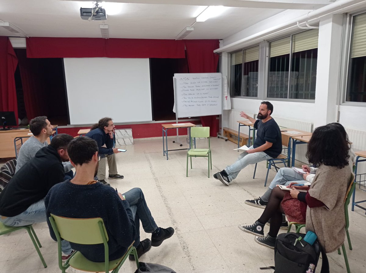 Esta semana el “Cántico”ha sido la sede de una formación de profesorado de otros centros. El grupo de trabajo intercentros “El aprendizaje social como metodología inclusiva y motivadora” ha sido la razón de que profes de varios centros de Córdoba visitaran nuestro IES.