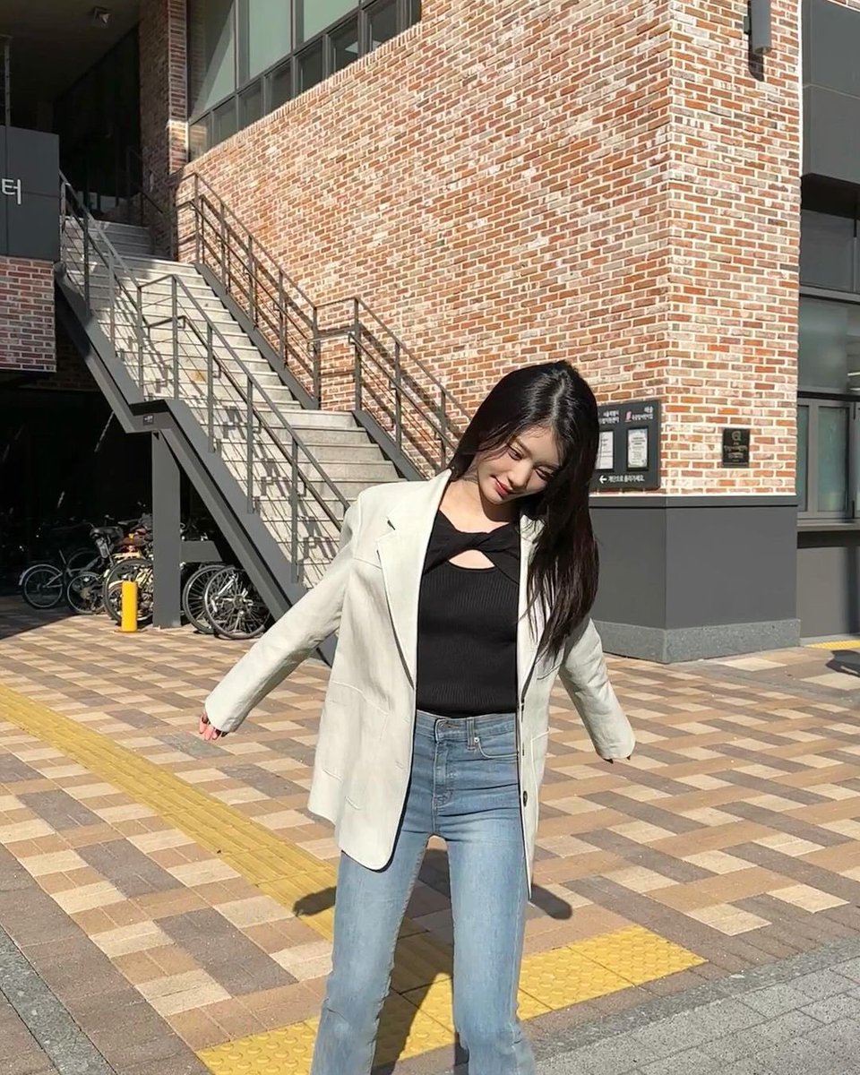xiaotiig's tweet photo. There’s a beauty in the chaos, a charm in the simplicity of each detail that catches the eye. Strolling the city, enjoying the view, giving herself the eye-candy scenery. ☀️ https://t.co/g09Q024cFG