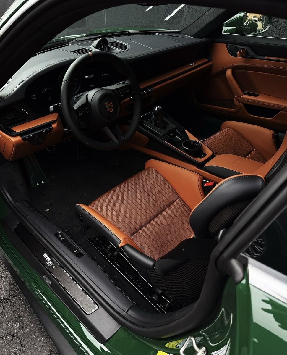 PorscheCIub's tweet photo. Paint-to-Sample British Racing Green 992 S/T https://t.co/a8ufwvenrj
