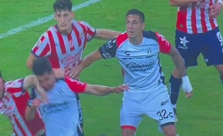 gabosainz's tweet photo. La imagen 1 es penal, así como la imagen 2, pero no están preparados para esta conversación.
Doble moral. https://t.co/Ury85FDpiY