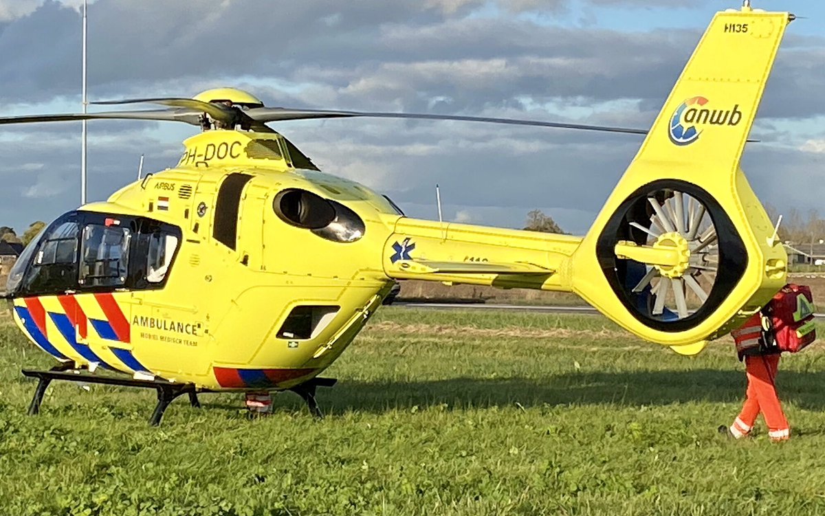 Auto met vrouw en kinderen in sloot, kind gereanimeerd
