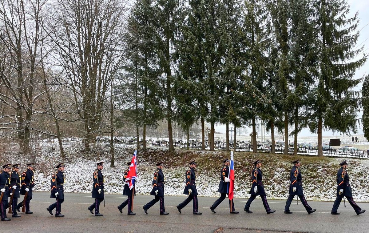 Dnes jsme si společně s našimi slovenskými kolegy a přáteli připomněli 80. výročí tragédie v Tokajíku, která se odehrála mezi 19. – 20. listopadem 1944. Malá obec na východě Slovenska se stala obětí odvetné akce nacistů za podporu partizánské brigády Čapajev.