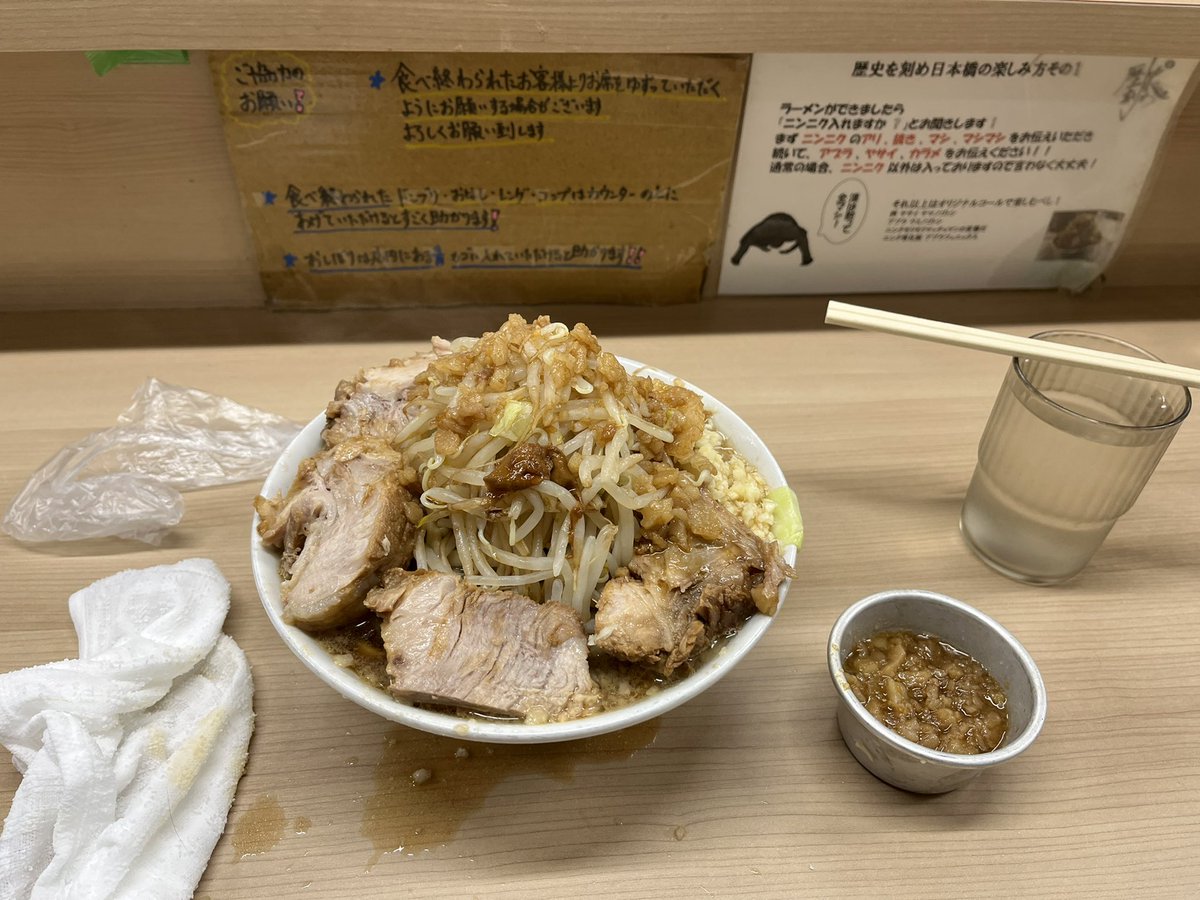 oretti_vrc's tweet photo. 歴史を刻めに行ってきました
3時間順番待ちしてようやく食べれた https://t.co/CrPhUVAkOq