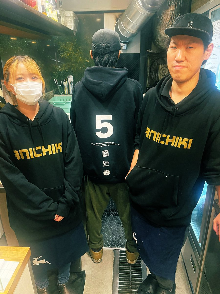 アニチキ4周年記念で昨年販売した「5年目突入パーカー」をアニチキ5周年を記念して再度発注をかけて再販してます！昨年に続きブラック×ホワイトとブラック×ゴールドの2パターンにしました！！後ろの5のデザインはそう言う事です（笑）5周年でも使用できるようにしてます（笑）