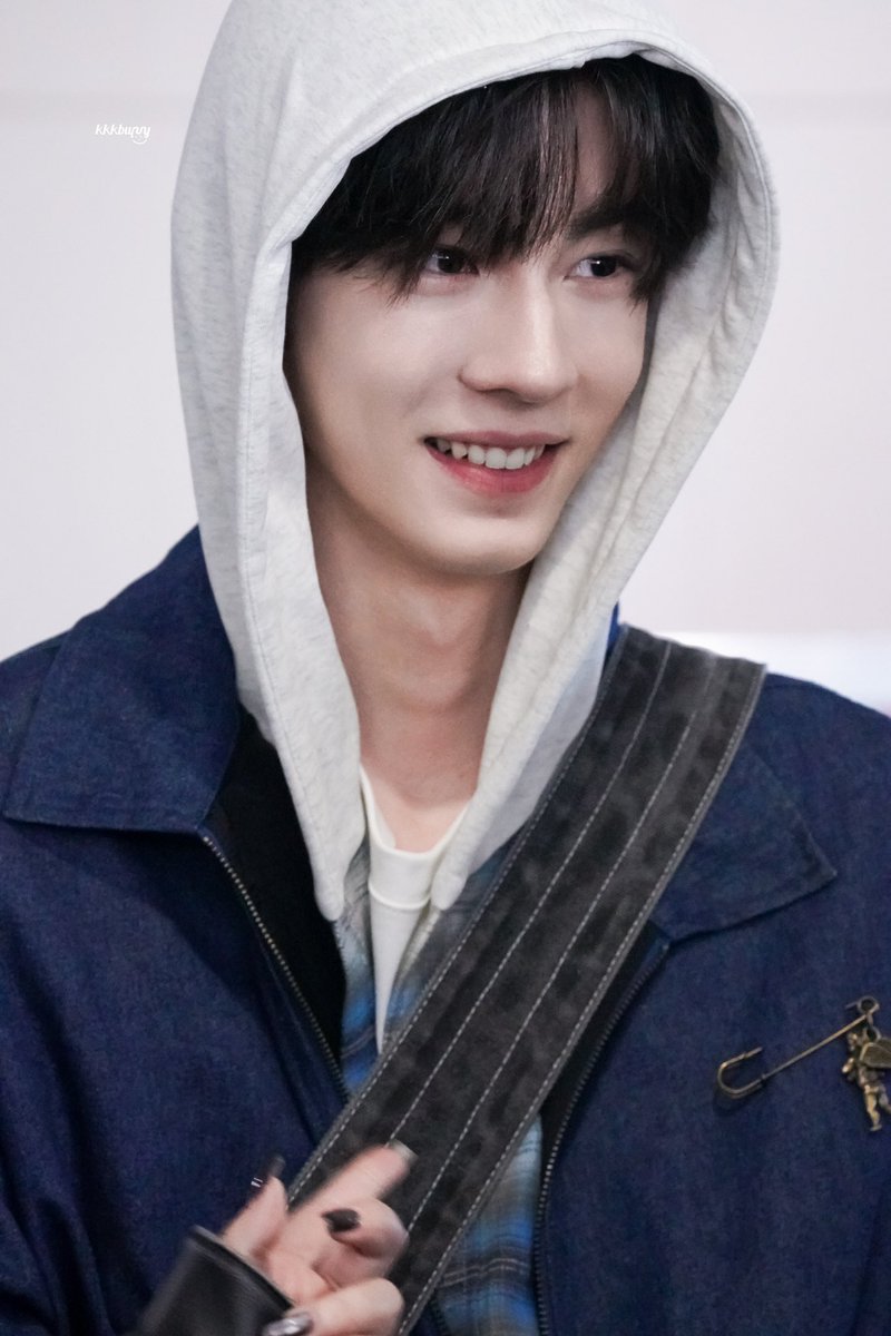 intaeraested's tweet image. new ollie airport pics!