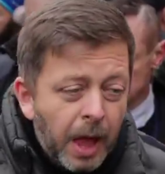 Jak se koukám na policistu, když mi tvrdí, že živoří za 30 tisíc měsíčně a my mu to platíme: