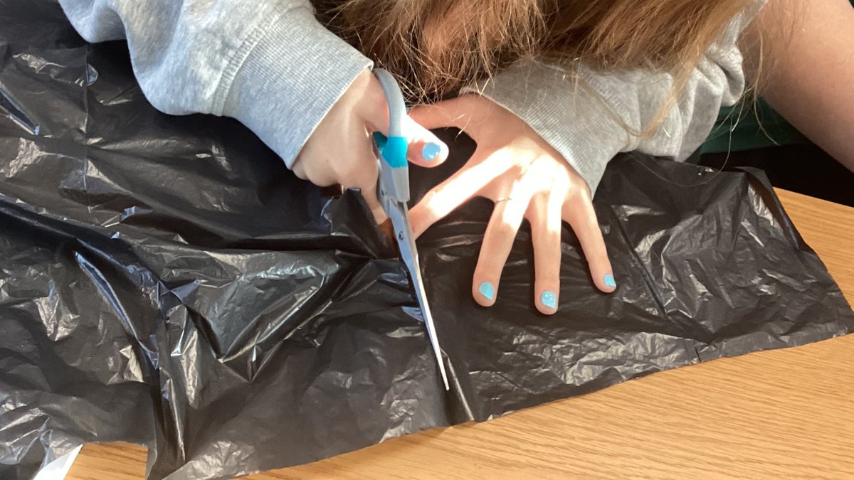 SNAaspireap's tweet image. 🌬️🪂 Lily Class explored how air resistance affects parachutes of various sizes! #ScienceExperiment #ParachuteTest #AirResistance #STEMFun 🧪🔬